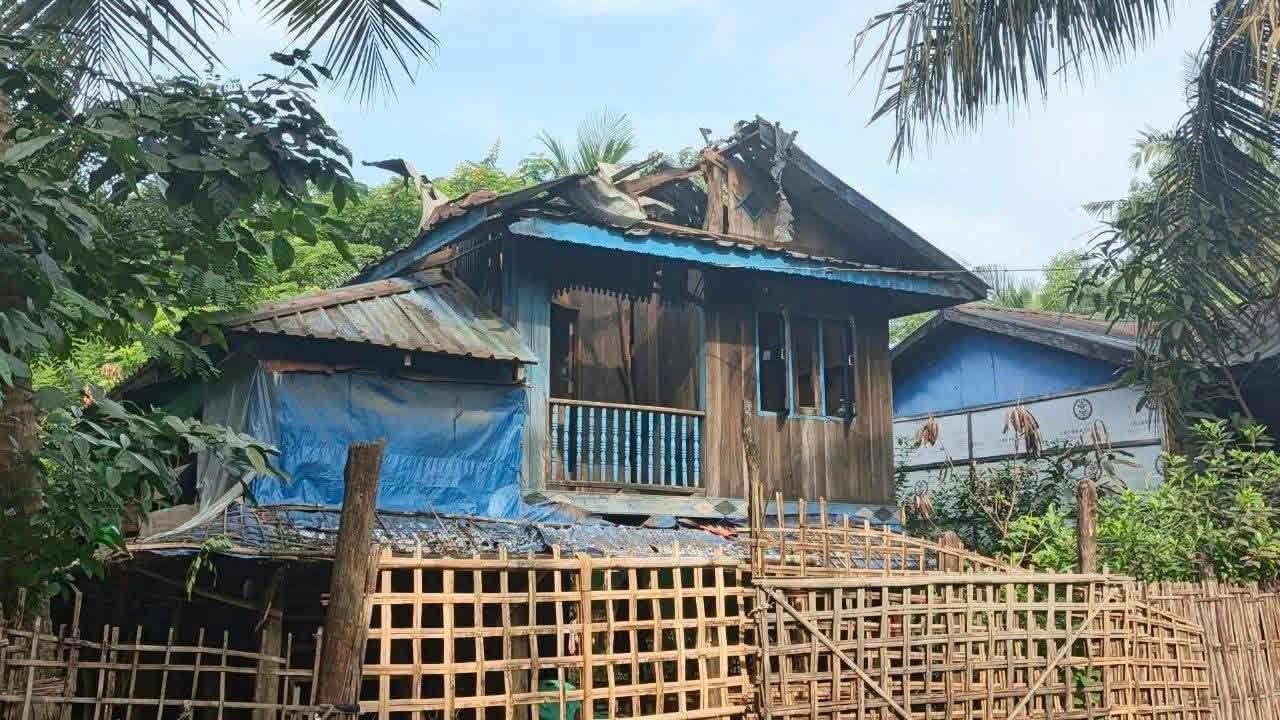 စွန်ရဲရွာ ဗုံးကြဲခံရသည့်မြင်ကွင်း။ (Photo : One Nation News)