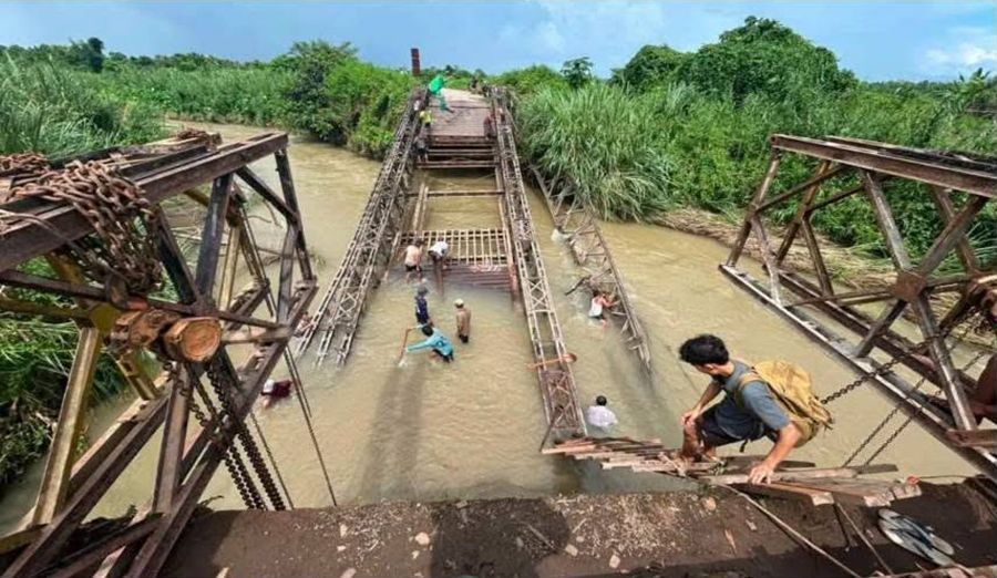 ကလေး-တမူး ကြား ပျက်စီးသွားသည့် တံတားများ ပြန်လည်ပြုပြင်နေစဉ်။ (Photo: KWHRO)
