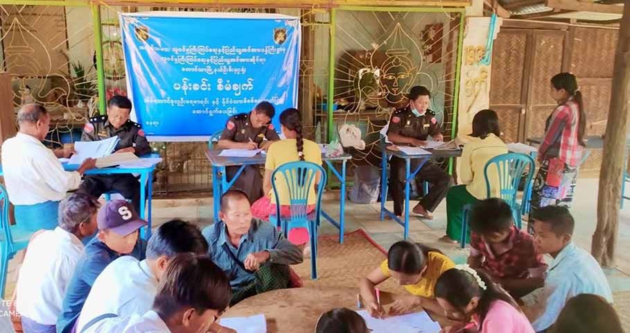တောင်သာမြို့နယ်မှာ မှတ်ပုံတင် လုပ်ပေးနေပုံ၊Photo: KJ