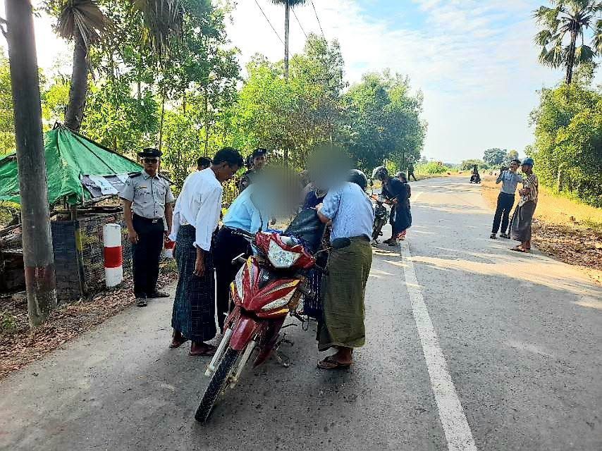 သာပေါင်းမြို့နယ် စစ်ဆေးရေး ဂိတ်ကိုတွေ့ရစဥ်။ (Photo : Kyaw Kyaw)