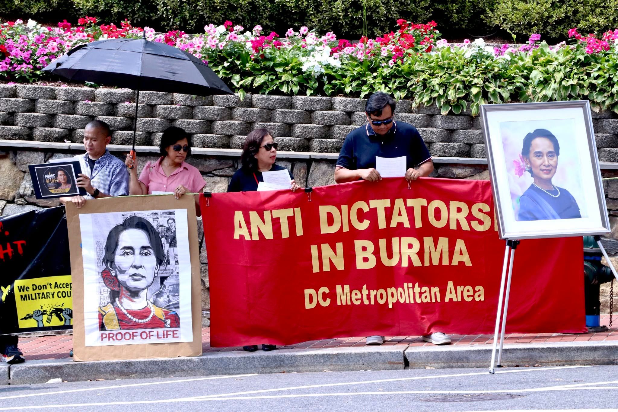 စစ်အာဏာရှင်ကို တွေ့ဆုံသည့် ထိုင်းအစိုးရနှင့်ဝန်ကြီးချုပ်ကို ဝါရှင်တန်ဒီစီ ထိုင်းသံရုံးရှေ့ ဆန္ဒပြ