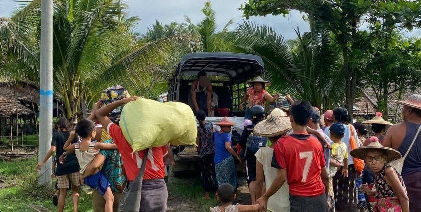 စစ်တွေ၊ သံတွဲ နှင့် ဂွ ကို စစ်တပ်က ဗုံးကြဲနေသဖြင့် ဒေသခံထောင်ချီ တိမ်းရှောင်နေရ 