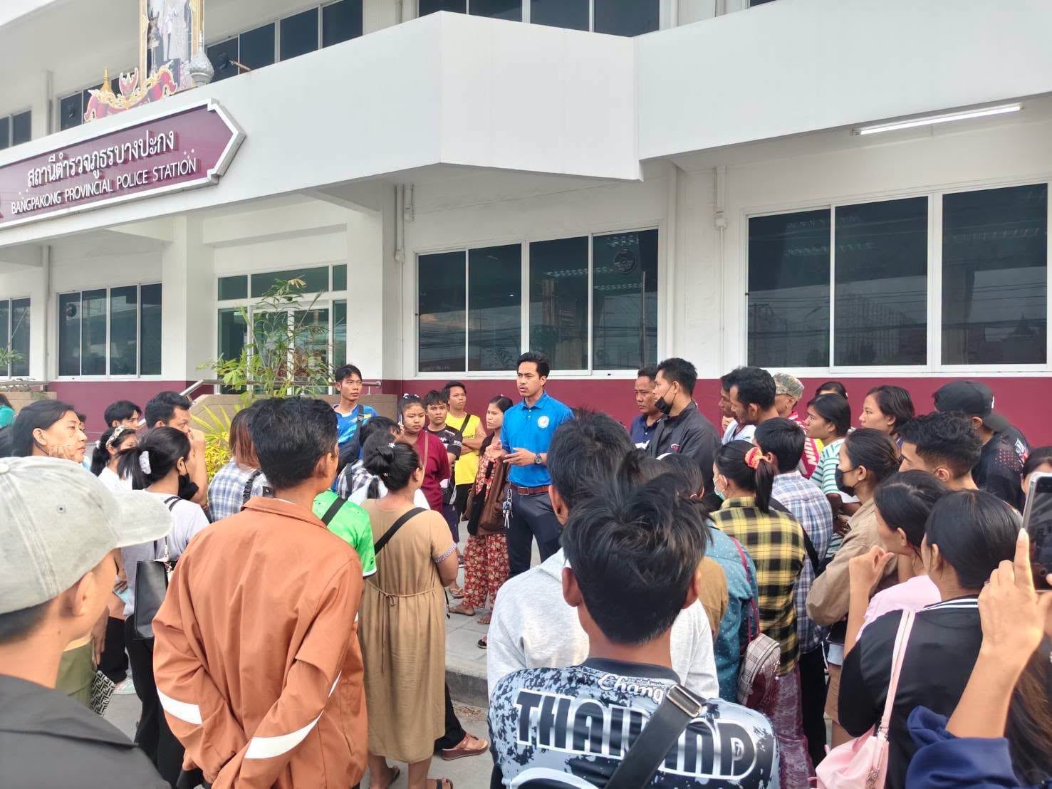 ထိုင်းရောက် မြန်မာလုပ်သားများအား ကူညီပေးနေစဉ် (Photo: WAG Myanmar)