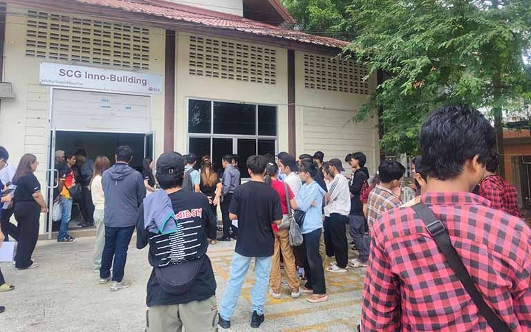 မတ်လက ချွန်ဘူရီရှိ အထပ်သားပြားစက်ရုံက အလုပ်ထုတ်ခံရသည့် မြန်မာလုပ်သားများ ။Photo:MHAC