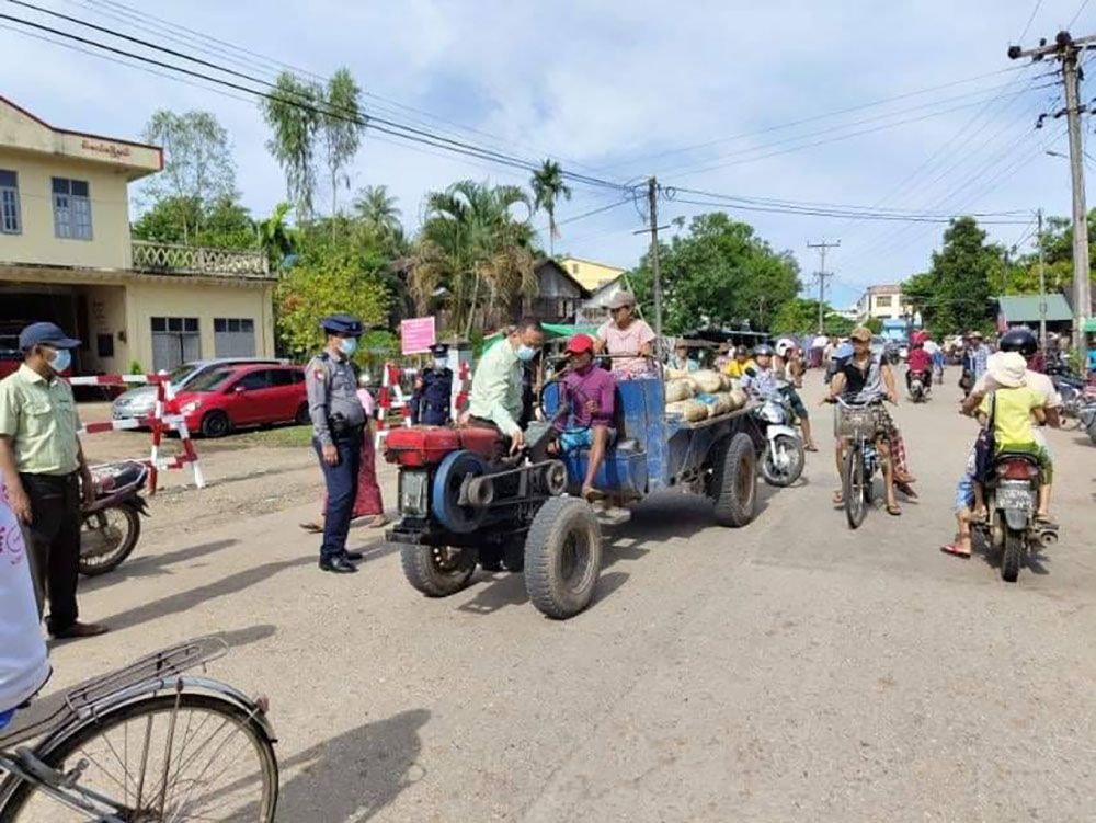 စစ်အာဏာရှင်လက်အောက်ခံ ရဲနှင့် ပူးပေါင်းအဖွဲ့ ဝါးခယ်မမြို့နယ်အတွင်း စစ်ဆေးနေပုံ (Photo: Kyaw Kyaw Lin)