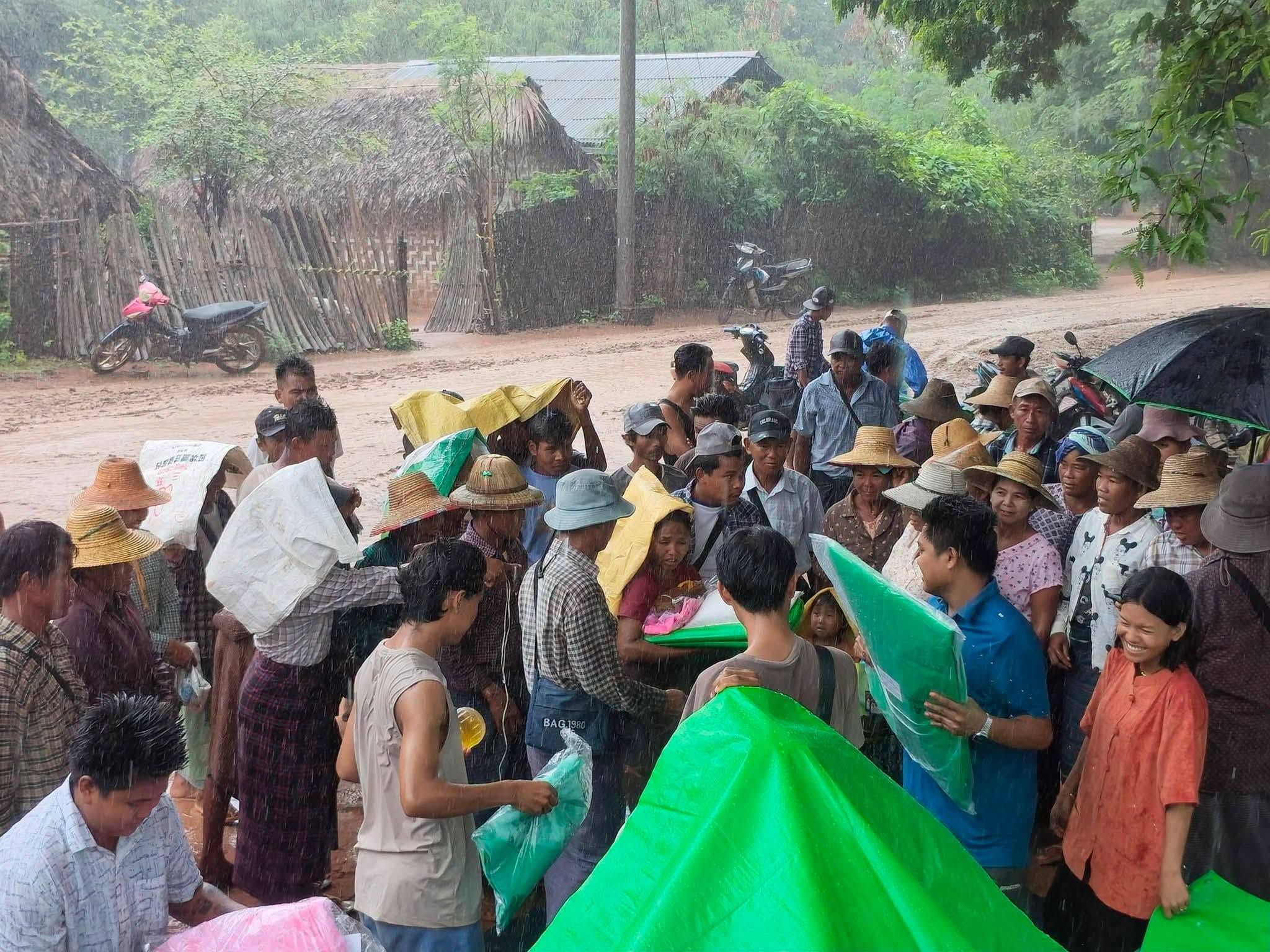 ဝက်လက်မြို့နယ်၌ စစ်ရှောင်များကို  ခြင်ထောင်နှင့်မိုးကာများ‌ ထောက်ပံ့ (ဓာတ်ပုံ) 