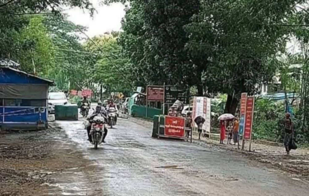 ရေနံ့သာ စစ်ဆေးရေးဂိတ်။ (Photo: MyoThu)