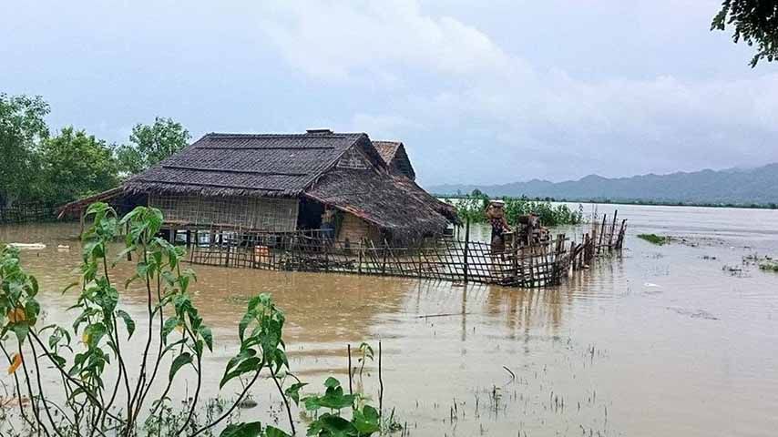 ရခိုင်တွင် ပြည်သူထောင်ချီ ရေဘေးသင့်ပြီး သေဆုံးမှုများရှိ၊ စာသင်ကျောင်းများ ယာယီပိတ်ထားရ 