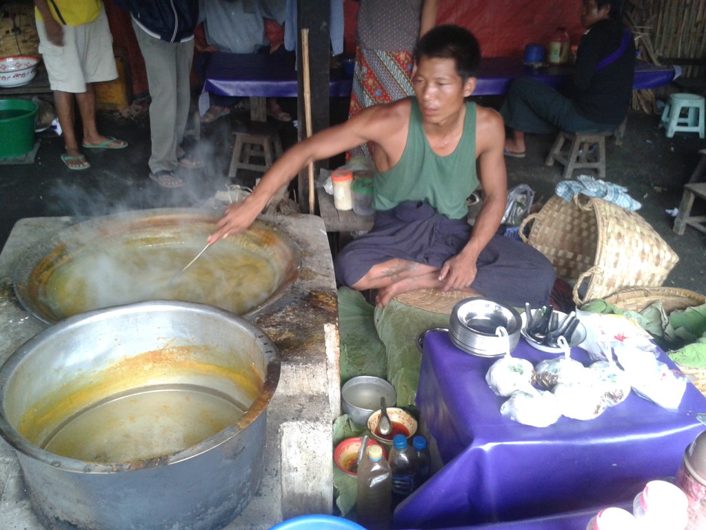 ေညာင္ေရႊေစ်းက အင္းမုန္႔တီဆိုင္