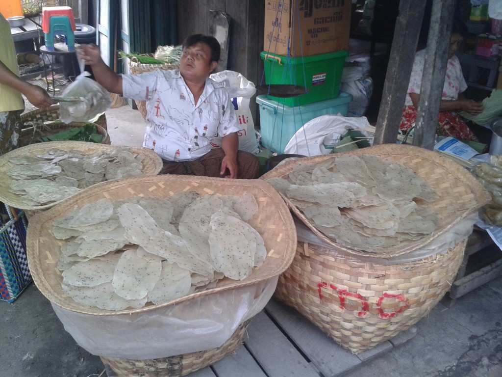 ေညာင္ေရႊေစ်းက ေၾကြမုန္႔ဆုိင္