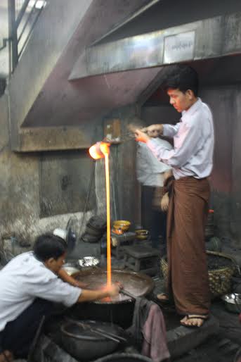 ႀကိဳထားတဲ့ ေရႊရည္ေတြကုိ ျပန္လည္အေအးခံစဥ္