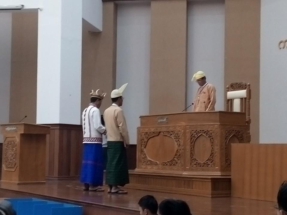 ကခ်င္ျပည္နယ္ လႊတ္ေတာ္ဥကၠ႒ႏွင့္ဒုဥကၠ႒ က်မ္းသစၥာက်ိန္ဆုိေနစဥ္။