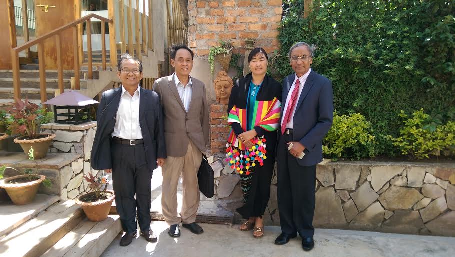 ဦးရဲထြန္း၊ ေဒါက္တာခင္ေဇာ္ဝင္း၊ ေခၚမာဝူ၊ ျမန္မာႏိုင္ငံဆုိင္ရာ အိႏိၵယ သံအမတ္ႀကီးေဟာင္းတုိ႔ အစည္းအေဝးခန္းမေရွ႕အမွတ္တရ အတူတကြဓါတ္ပံုရိုက္ၾကစဥ္ ) 