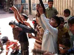 Pakistan_Toy_Guns_web_131109_672