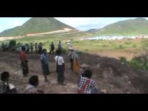 ျပီးခဲ့တဲ့ စက္တင္ဘာလက လက္ပံေတာင္းေတာင္ ေဒသခံေတြ ေတာင္ၾကည့္ပဲြ ၾကည့္႐ႈေနစဥ္