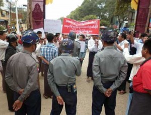  စီတန္းလွည့္လည္ ဆနၵျပေနစဥ္ အာဏာပိုင္ေတြ တားဆီး