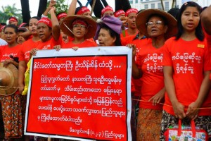 ျပီးခဲ့တဲ့ နို၀င္ဘာလက  ျမို့ေတာ္ခန္းမေ႐ွ့မွာ မိေက်ာင္းကန္က ေျမသိမ္းခံမိသားစု၀င္မ်ား ဆနၵျပေနစဥ္