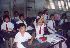  အင္ဒိုနီး႐ွား႐ွိ မူလတန္းေက်ာင္းတေက်ာင္းတြင္ ကေလးငယ္မ်ား စာသင္ၾကားေနစဥ္