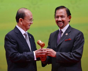 ျမန္မာႏိုင္ငံမွ အာဆီယံဥကၠဌ ေနရာအား လက္ခံရယူေနစဥ္