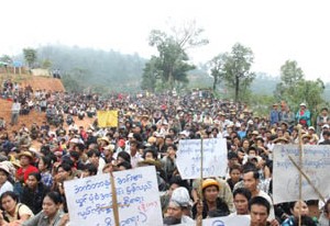 မိုးထိမိုးမိ ေရႊလုပ္သားမ်ား ၂၀၁၃ ခုႏွစ္ ဒီဇင္ဘာလ ၁၈ ရက္ေန႔က ဆႏၵျပေနစဥ္