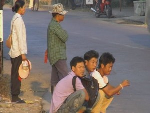 ချင်းမုိင်တွင် အလုပ်သမားအချုိ့ လုပ်ငန်းခွင်သွားေရာက်ရန် ေစာင့်ေနြကစဉ်
