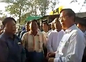 ဦးအုန္းျမင့္ ေဒသခံေတြကုိ ေျပာၾကားေနစဥ္