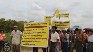 ေျပာင္းေရႊ႕ခံရသည့္ ၆၇/၆၁ ရပ္ကြက္သားမ်ား ဆႏၵျပခဲ့ၾကစဥ္က 