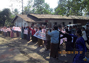 စစ္ေတြကို ေရာက္ရွိလာတဲ့ ကုလသမဂၢ လူ႔အခြင့္အေရး အထူးကိုယ္စားလွယ္ မစၥတာကင္တားနားကို ေဒသခံေတြ ကန္႔ကြက္ဆႏၵျပ (ဓာတ္ပံု - ထြန္းႏိုင္)