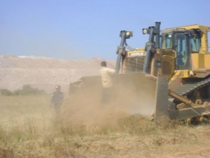 ေလ်ာ္ေၾကးမယူထားတဲ့ လယ္ယာေျမမ်ားကို ေဘာ္ဒိုဇာနဲ႔ ဖ်က္ဆီးေနတဲ့အတြက္ လက္ပံေတာင္းေဒသခံမ်ား တားဆီးေနစဥ္