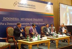 ဒီမိုကေရစီ ဖြဲ႔စည္းပံုအေျခခံဥပေဒ၊ လြတ္လပ္ၿပီး တရားမွ်တေသာ ေရြးေကာက္ပြဲနဲ႔ အမ်ိဳးသားျပန္လည္သင့္ျမတ္ေရးဆိုင္ရာ အလုပ္ရံုေဆြးေႏြးပြဲ (ဓာတ္ပံု - ညိဳအုန္းျမင့္)