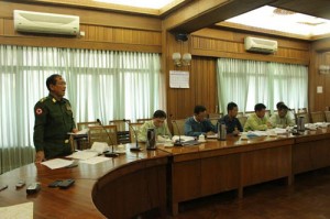 မီဒီယာမ်ားကုိ ရွင္းလင္းေျပာၾကားေနစဥ္