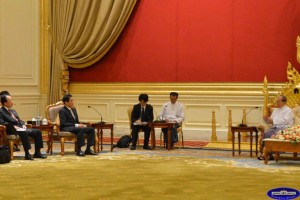 ဂ်ပန္ႏုိင္ငံျခားေရး၀န္ႀကီးႏွင့္ သမၼတ ဦးသိန္းစိန္ ေတြ႔ဆုံစဥ္
