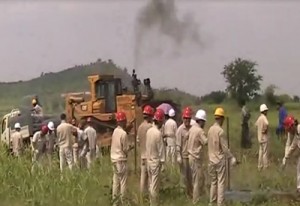 ၀မ္ေပါက္ကုမၸဏီမွ လက္ပံေတာင္းေတာင္ေဒသရွိ ေလ်ာ္ေၾကးယူထားျခင္းမရွိတဲ့ လယ္ယာေျမေတြကို ေဘာ္ဒိုဇာနဲ႔ ဖ်က္ဆီးေနစဥ္
