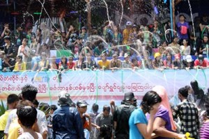 ၂၀၁၃ ခုႏွစ္ ရန္ကုန္ၿမိဳ႕ရွိ သႀကၤန္ေရကစားမ႑ပ္တခုအား ျမင္ေတြ႔ရစဥ္