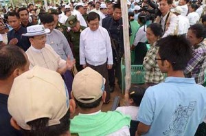 စာတတ္ေျမာက္ေရး လႈပ္ရွားမႈ ၂၀၁၄ တြင္ သမၼတဦးသိန္းစိန္ တက္ေရာက္ အားေပးစဥ္