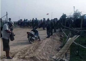 တရုတ္စစ္သားမ်ားက ဒုတၡသည္မ်ားအား တရုတ္ဖက္ျခမ္းသို႔ မဝင္ရန္တားစီးထားစဥ္ (ဓာတ္ပံု - စိုင္းဇင္မင္းေအး)