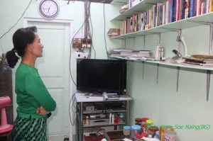 ဦး၀င္းတင္ေနအိမ္ကုိ ေဒၚေအာင္ဆန္းစုၾကည္ ၾကည့္ရႈစဥ္