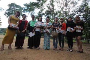 ၂၀၁၃ ခုႏွစ္ ႏို၀င္ဘာ ၂၀ ရက္ေန႔ (ဆန္႔က်င္ဘက္လိင္လို၀တ္စားေနထိုင္သူမ်ားေန႔) တြင္ ေတြ႔ရသည့္ LGBT မ်ား (ဓာတ္ပံု-ထြန္းထြန္းသိန္း)