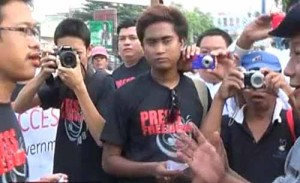 ဧၿပီ ၂၅ ရက္ေန႔ ဆႏၵျပပြဲအတြင္း သတင္းေထာက္ ဦးေရခဲႏွင့္ ရဲအရာရွိ ေဆြးေႏြးေနစဥ္