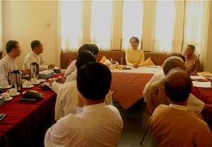 ေဒၚေအာင္ဆန္းစုၾကည္ႏွင့္ ၈၈ မ်ဳိးဆက္ (ၿငိမ္းခ်မ္းေရးနွင့္ ပြင့္လင္းလူ႔အဖြဲ႔အစည္း)တို႔ ေတြ႔ဆံုစဥ္ -- ဓာတ္ပံု - ၈၈ မ်ဳိးဆက္ (ၿငိမ္းခ်မ္းေရးနွင့္ ပြင့္လင္းလူ႔အဖြဲ႔အစည္း)