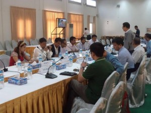 ရခုိင္လက္နက္ကိုင္အဖြဲ႔ႏွစ္ခုႏွင့္ ၀န္ႀကီး ဦးေအာင္မင္းဦးတုိ႔ ေဆြးေႏြးစဥ္