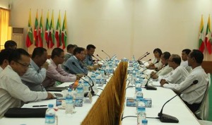 ေဆြးေႏြးပြဲျပဳလုပ္ေနစဥ္ (ဓာတ္ပုံ – ၈၈မ်ဳိးဆက္ (ၿငိမ္းခ်မ္းေရးႏွင့္ ပြင့္လင္းလူ႔အဖဲြ႔အစည္း)