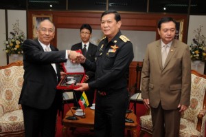 အလုုပ္သမား၀န္ႀကီးဌာန ျပည္ေထာင္စုဒုု၀န္ႀကီး ဦးထင္ေအာင္နဲ႔ ညႊန္ၾကားေရးမွဴးခ်ဳပ္ ဦးမ်ိဳးေအာင္တို႔ ထိုင္းအာဏာပိုင္ေတြနဲ႔ ေတြ႔ဆံုစဥ္