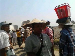မတၱရာၿမိဳ႕နယ္ ေတာင္သူမ်ား လယ္ေျမျပန္ရေရး ငါးကန္ေဖာက္ခ်ၿပီး ျပန္စိုက္ ေနစဥ္ (ဓာတ္ပံု - ဟန္၀င္းေအာင္)
