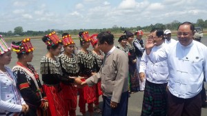 ၀န္ႀကီး ဦးေအာင္မင္းႏွင့္အဖြဲ႔ ျမစ္ႀကီးနားကို ေရာက္ရွိစဥ္ (ဓာတ္ပုံ - Nyo Ohn Myint)