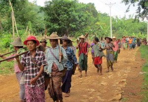 ထြန္တုံးတုိက္ပြဲ ဆင္ႏႊဲေနစဥ္ (ဓာတ္ပုံ -  ေနာ္ခုိင္ေအးခ်ိဳ)