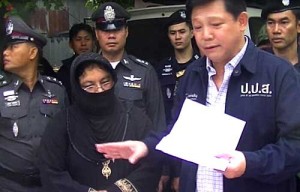 ကုမၸဏီပုိင္ရွင္အမ်ဳဳိးသမီးႏွင့္အတူ ထုိင္းရဲအရာရွိမ်ား သတင္းစာရွင္းလင္းပြဲ ျပဳလုပ္ေနစဥ္