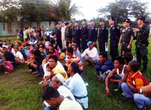 ထိုင္း-ျမန္မာ နယ္စပ္ မဲေဆာက္ၿမိဳ႕တြင္ ဇြန္လ ၁၂ ရက္ေန႔က တရားမ၀င္ ျမန္မာအလုပ္သမားမ်ားကို ဖမ္းဆီးစဥ္