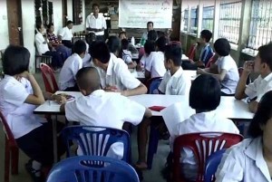 မဲေဆာက္ရွိ ျမန္မာေရႊ႕ေျပာင္း ေက်ာင္းတြင္ ေက်ာင္းသူ၊ ေက်ာင္းသားမ်ား ပညာသင္ၾကားေနစဥ္