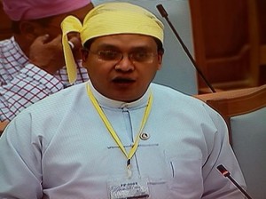 ပည္ေထာင္စု လႊတ္ေတာ္ အစည္းအေ၀းတြင္ ဗဟိုဘဏ္ဒုဥကၠဌ ဦးဆက္ေအာင္ ေျဖၾကားေနစဥ္